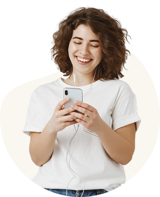 Paciente sorrindo com smartphone